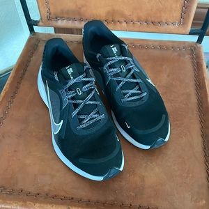NIKE QUEST 05 Athletic Shoes